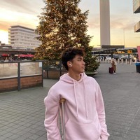 Melalui akun Instagram pribadinya Eddy membagikan foto-foto liburannya di luar negeri. Salah satu kota yang dikunjungi Eddy ialah Amsterdam. Sambil mengenakan tongkat karena cedera kaki yang dialaminya, Eddy tampak berpose di depan sebuah pohon Natal yang cukup besar dengan dikelilingi bangunan dan gedung-gedung di sana. Foto: Instagram/@eddy_mm