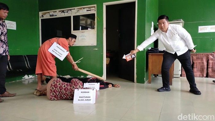 Eeng Parza memperagakan saat membunuh sekeluarga di Muba.