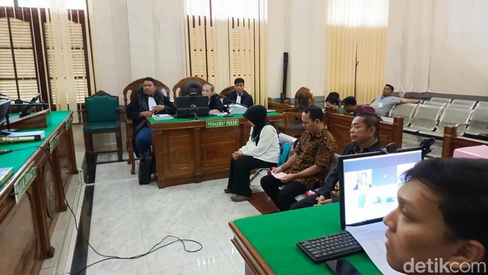 Eks Rektor UINSU Saidurrahman, Kepala Pusbangnis UINSU Sangkot Harahap beserta Evy Novianty Siregar sebagai tenaga administrasi Pusbangnis UINSU saat menjalani sidang tuntutan di Pengadilan Tipikor Medan. (Farid Achyadi Siregar/detikSumut)