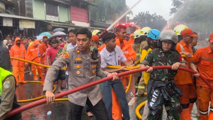 Enam toko di Jalan Saharjo, Setiabudi, Jakarta Selatan, terbakar pada Kamis (11/1/2024) sore.