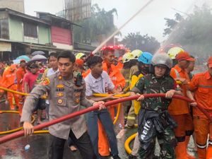 Warga Terluka Usai Lompat dari Lantai 2 Saat Kebakaran di Jl Saharjo Jaksel