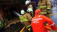 Petugas berhasil menjinakkan api yang melahap bangunan.