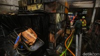 Saat kebakaran, terdengar suara dentuman keras. Diduga suara dentuman itu berasal dari gas.