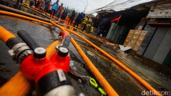 Foto Terkini Kebakaran di Saharjo, Api Dipadamkan Kebakaran terjadi di Jalan Dr Saharjo, Jakarta Selatan, Kamis (11/1/2024). Petugas pemadam kebakaran berhasil memadamkan api.
