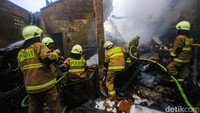 Api yang membakar bangunan sudah padam, tapi asap masih mengepul dari lokasi.