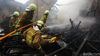 Petugas pemadam kebakaran (damkar) memadamkan api di sebuah bangunan di Jalan Dr Saharjo, Jaksel, Kamis (11/1/2024) pukul 17.30 WIB.