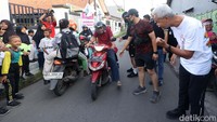 Selama berolahraga tak lupa juga ia menyapa warga. 