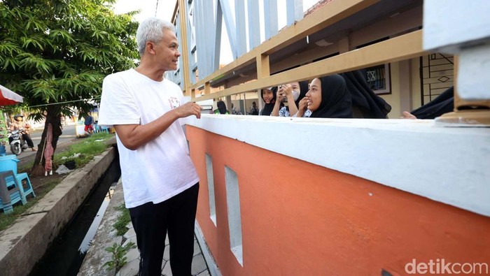Ganjar Pranowo berolahraga dan menyapa warga di Kelurahan Slerok, Kecamatan Tegal Timur, Kota Tegal. Begini momennya.