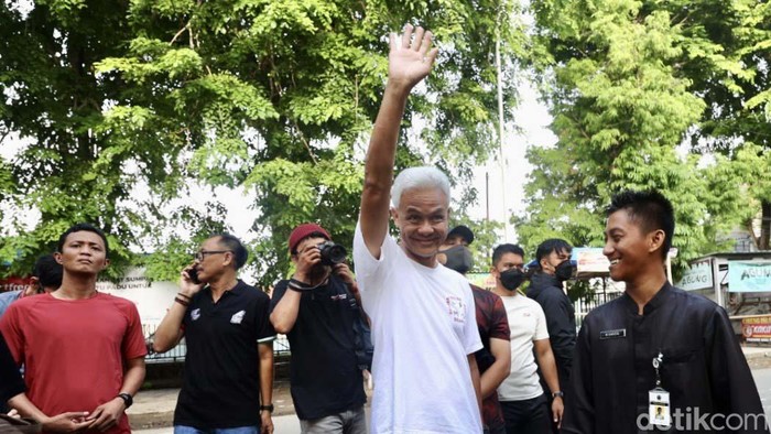Ganjar Pranowo berolahraga dan menyapa warga di Kelurahan Slerok, Kecamatan Tegal Timur, Kota Tegal. Begini momennya.