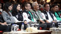 Ganjar dan Hary Tanoesoedibjo duduk di kursi barisan depan saat menghadiri deklarasi Relawan Nusantara Ganjar (Naga). 