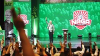 Ganjar memberikan salam tiga jari di hadapan Relawan Nusantara Ganjar (Naga). 