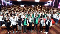 Para relawan yang memberikan dukungan ini merupakan anak muda yang berusia di bawah 30 tahun. 