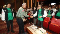 Ganjar disambut oleh Ketua Umum Partai Perindo Hary Tanoesoedibjo saat tiba di lokasi deklarasi di Jakarta, Kamis (11/1/2024).