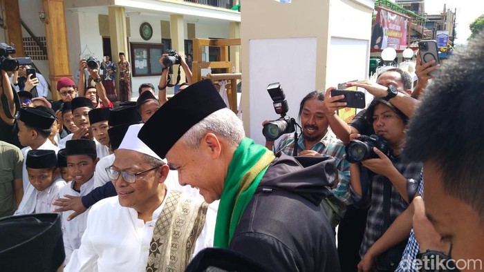 Capres nomor urut 3 Ganjar Pranowo saat tiba di Ponpes Mahadut Tholabah Babakan Tegal Kamis (11/1/2024).