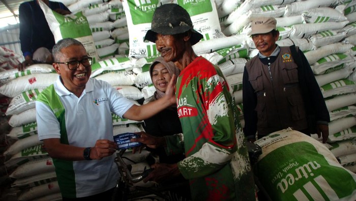 Direktur Keuangan dan Umum PT Pupuk Indonesia Sriwidjaya Palembang Saifullah Lasindrang (kiri) memberikan kupon diskon pembelian pupuk kepada petani saat program Gebyar Diskon Pupuk di gudang pupuk Desa Cimohong, Brebes, Jawa Tengah, Kamis (11/1/2024). Gebyar diskon pupuk diselenggarakan oleh Pupuk Indonesia dengan menyediakan sebanyak 150.000 paket pupuk nonsubsidi di 30 kota/kabupaten dengan diskon berkisar 40 persen dari harga Rp450 ribu menjadi Rp270 ribu per 25 kilogram tersebut agar petani bisa menikmati pupuk nonsubsidi dengan harga terjangkau serta membantu produktivitas pertanian dan kesejahteraan petani. ANTARA FOTO/Oky Lukmansyah/nz