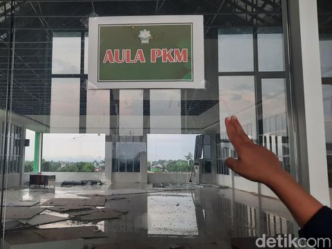 Gedung perpustakan Kampus IAIN Kudus rusak usai diterjang angin kencang saat hujan deras, Kamis (11/1/2024) sore.