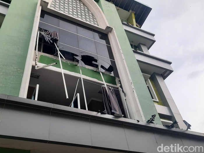 Gedung perpustakan Kampus IAIN Kudus rusak usai diterjang angin kencang saat hujan deras, Kamis (11/1/2024) sore.