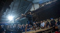 Remaja Suku Badui manampilkan pencak silat di Kampung Kaduketug, Lebak, Banten, Rabu (10/1/2024).