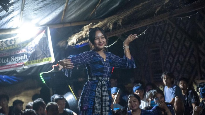 Gelaran kesenian Suku Badui Wanita Suku Badui manampilkan tarian Jaipong Sunda di Kampung Kaduketug, Lebak, Banten, Rabu (10/1/2024). Penampilan berbagai kesenian Suku Badui seperti tari jaipong sunda, pencak silat, dan pantun Badui tersebut merupakan rangkaian adat menjelang pernikahan warga Suku Badui yang dilaksanakan pada malam hari hingga esok pagi. ANTARA FOTO/Muhammad Bagus Khoirunas/nz
