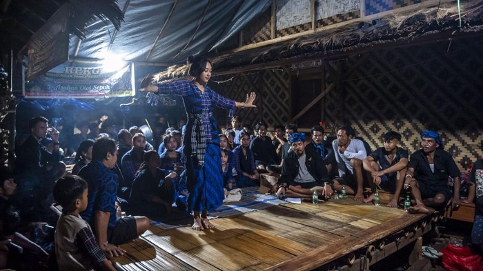 Gemulai Gadis Badui Menari Jaipong Sunda Wanita Suku Badui manampilkan tarian Jaipong Sunda di Kampung Kaduketug, Lebak, Banten, Rabu (10/1/2024). Penampilan berbagai kesenian Suku Badui seperti tari jaipong sunda, pencak silat, dan pantun Badui tersebut merupakan rangkaian adat menjelang pernikahan warga Suku Badui yang dilaksanakan pada malam hari hingga esok pagi. ANTARA FOTO/Muhammad Bagus Khoirunas/nz