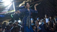 Penampilan berbagai kesenian Suku Badui seperti tari jaipong sunda, pencak silat, dan pantun Badui tersebut merupakan rangkaian adat menjelang pernikahan warga Suku Badui yang dilaksanakan pada malam hari hingga esok pagi.