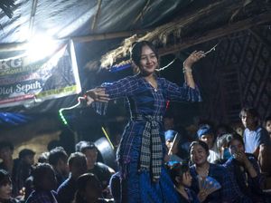 Gemulai Gadis Badui Menari Jaipong Sunda