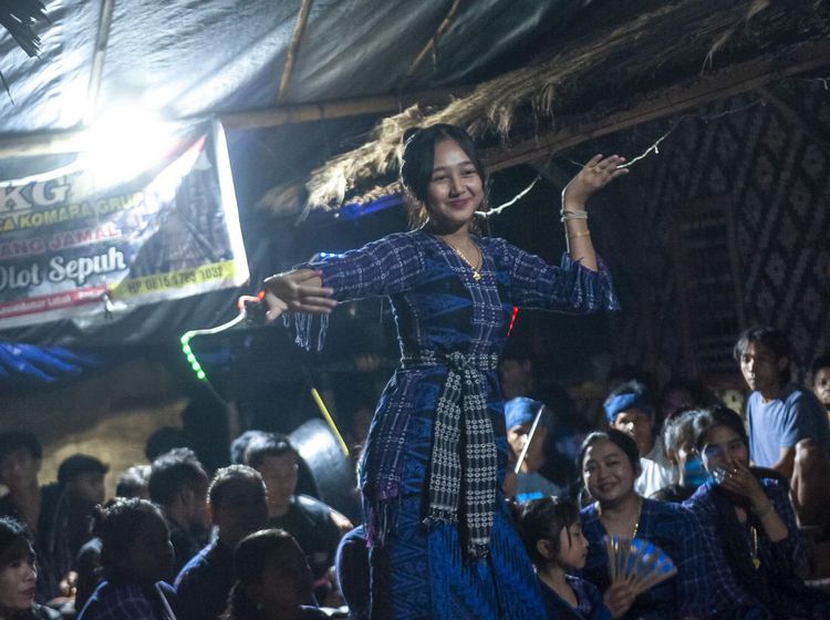 Gemulai Gadis Badui Menari Jaipong Sunda