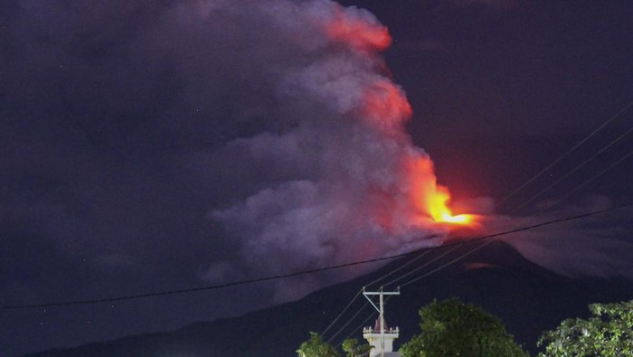 Gunung Lewotobi Laki-laki mengeluarkan material vulkanik yang teramati dari Desa Pululera di Wulanggitang, Kabupaten Flores Timur, NTT, Rabu (10/1/2024). Pusat Vulkanologi dan Mitigasi Bencana Geologi (PVMBG) menaikkan status Gunung api Lewotobi Laki-laki dari Level III (Siaga) menjadi Level IV (Awas) pada Selasa (9/1/2024) pukul 23:00 WITA. ANTARA FOTO/Mega Tokan/sgd/nym.