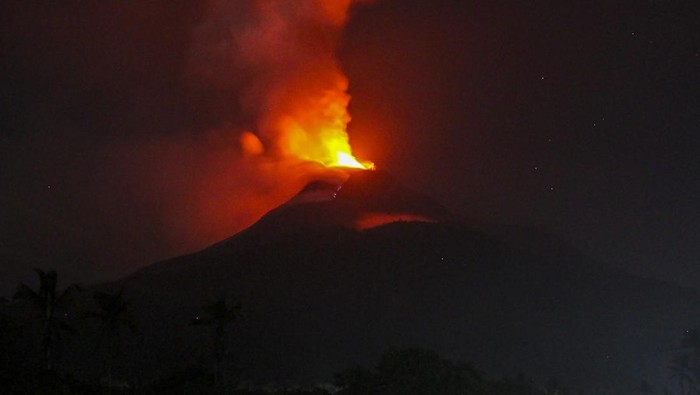 Gunung Lewotobi Laki-laki mengeluarkan material vulkanik yang teramati dari Desa Pululera di Wulanggitang, Kabupaten Flores Timur, NTT, Rabu (10/1/2024). Pusat Vulkanologi dan Mitigasi Bencana Geologi (PVMBG) menaikkan status Gunung api Lewotobi Laki-laki dari Level III (Siaga) menjadi Level IV (Awas) pada Selasa (9/1/2024) pukul 23:00 WITA. ANTARA FOTO/Mega Tokan/sgd/nym.