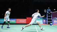 Diketahui bahwa Ahsan mengalami cedera pinggang sehingga tidak lagi bisa melanjutkan. Foto: dok. PBSI