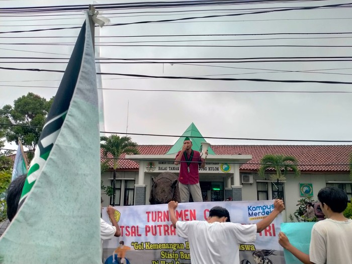 HMI Cabang Pandeglang melakukan aksi demontrasi di Balai TNUK. (Dok istimewa)