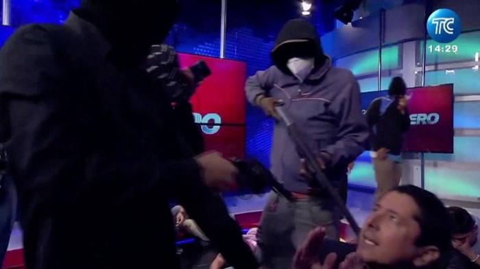 Horor, Gangster Ekuador Todong Senjata ke Presenter TV Saat Siaran Langsung A hooded man points a gun at Ecuadorian TV presenter Jose Luis Calderon while on air inside Ecuadors TC television station, in Guayaquil, Ecuador, January 9, 2024, in this screen grab from video. Courtesy TC/Handout via REUTERS THIS IMAGE HAS BEEN SUPPLIED BY A THIRD PARTY. NO RESALES. NO ARCHIVES. MANDATORY CREDIT