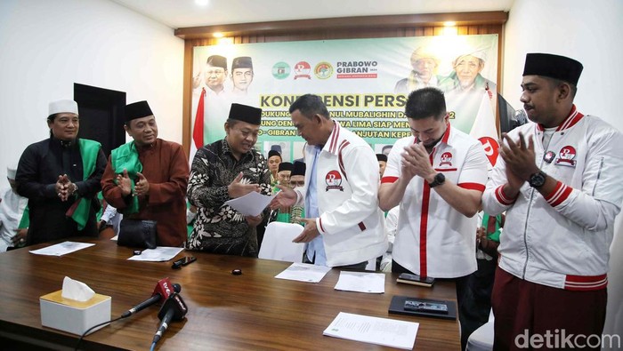Ikhwanul Muballighin Dukung Prabowo-Gibran Ketua Umum Pandawa Lima Letnan Jenderal (Purn) Eko Wiratmoko (ketiga kanan), Sekjen Pandawa Lima Ryano Panjaitan (kedua kanan) dan Ketua Umum DPP Ikhwanul Muballighin (ketiga kiri) menyampaikan konferensi pers di Markas Pandakwa Lima, Jakarta, Kamis (11/1/2024). Dalam konferensi pers itu disampaikan bahwa Ikhwanul Muballighin yang awal mulanya mendukung paslon Capres Cawapres 03 Ganjar-Mahfud berubah haluan untuk mendukung paslon Capres Cawapres 02 Prabowo-Gibran