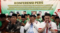Mereka juga melakukan doa bersama di sela-sela jumpa pers tesebut.