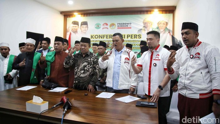 Ketua Umum Pandawa Lima Letnan Jenderal (Purn) Eko Wiratmoko (ketiga kanan), Sekjen Pandawa Lima Ryano Panjaitan (kedua kanan) dan Ketua Umum DPP Ikhwanul Muballighin (ketiga kiri) menyampaikan konferensi pers di Markas Pandakwa Lima, Jakarta, Kamis (11/1/2024). Dalam konferensi pers itu disampaikan bahwa Ikhwanul Muballighin yang awal mulanya mendukung paslon Capres Cawapres 03  Ganjar-Mahfud berubah haluan untuk mendukung paslon Capres Cawapres 02 Prabowo-Gibran