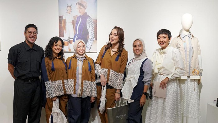 Industri Fashion Terus Menggeliat dengan Berbagai Kemasan Industri fashion terus bergeliat dengan beragam kemasan yang mengikuti perkembangan zaman. Seperti ini salah satunya.