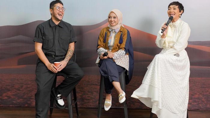 Industri Fashion Terus Menggeliat dengan Berbagai Kemasan Industri fashion terus bergeliat dengan beragam kemasan yang mengikuti perkembangan zaman. Seperti ini salah satunya.