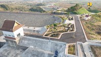 Bendungan Cipanas merupakan bendungan tipe urugan inti tegak yang dibangun setinggi 71 meter dengan panjang 361 meter dan luas genangan 1.316 hektare. Pembangunan Bendungan Cipanas dikerjakan oleh kontraktor pelaksana PT Wijaya Karya-PT Jaya Konstruksi (KSO) untuk pembangunan tubuh bendungan dan PT Brantas Abipraya (Persero) untuk pembangunan infrastruktur pendukung dengan biaya pembangunan secara keseluruhan sebesar Rp 2,06 triliun.