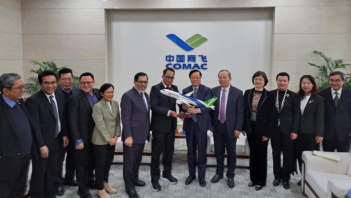 Menteri Perhubungan Budi Karya Sumadi bertemu dengan pimpinan perusahaan pesawat asal Tiongkok, Commercial Aircraft Corporation of China (COMAC) di Shanghai, Tiongkok, Kamis (11/1).