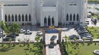 Pangeran Abdul Mateen dari Brunei Darussalam diantar mobil mewah ke acara akad nikah di Masjid Sultan Omar Ali Saifuddien, Brunei Darussalam, Kamis (11/1/2023). Pangeran Mateen diantar pakai mobil super mewah! Foto: Screenshot RTB News