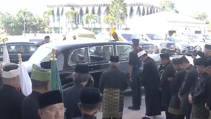 Iring-iringan mobil Pangeran Marteen Iring-iringan mobil Pangeran Marteen