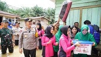 Foto: Istri Kapolda Riau Irjen Mohammad Iqbal dan istri Danrem 031 Wira Bima Brigjen TNI Dany Rakca turut turun memberikan bantuan ke masyarakata yang menjadi korban banjir di Rokan Hulu. (Dok. Humas Polda Riau)