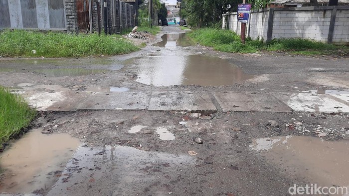 Jalan Danau Ranau rusak parah. (Foto: Felicia Gisela Br Sihite).