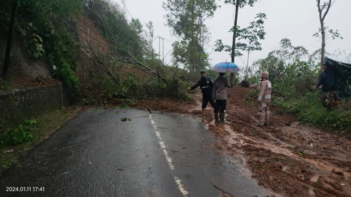 Jalan Raya Garut-Bungbulang terputus tertutup longsor