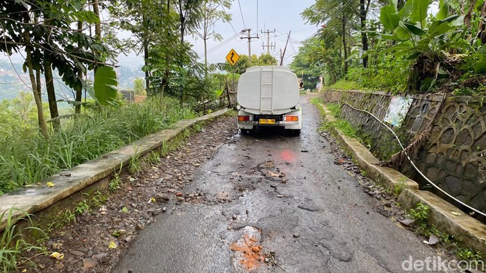 Jalan Rusak di Pasir Impun Atas, Kecamatan Cimenyan, Kabupaten Bandung.