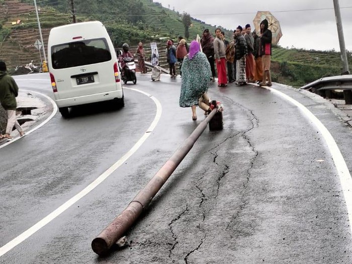 Jalur wisata Dieng di Kecamatan Kejajar, Wonosobo retak Kamis (11/1/2024).