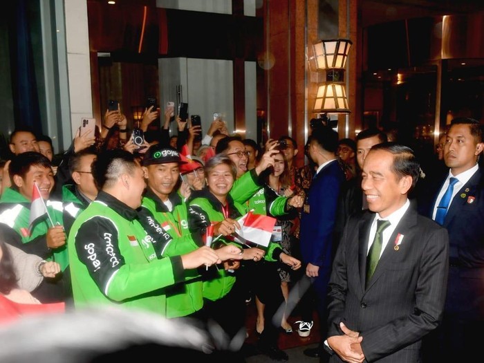 Presiden Joko Widodo (Jokowi) tiba di Hanoi, Vietnam, pada Kamis (11/1/2024) disambut WNI dan mitra driver Gojek Vietnam