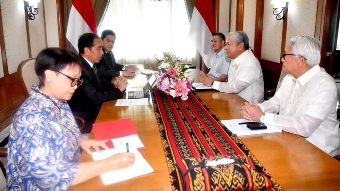 Jokowi menerima Menteri Transportasi Filipina Jaime Bautista di Hotel Peninsula, Manila, Filipina, Kamis (11/1/2024).