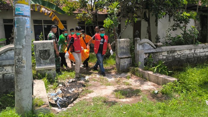 Proses evakuasi mayat di Sewugalur, Kalurahan Karangsewu, Galur, Kulon Progo, Kamis (11/1/2024).