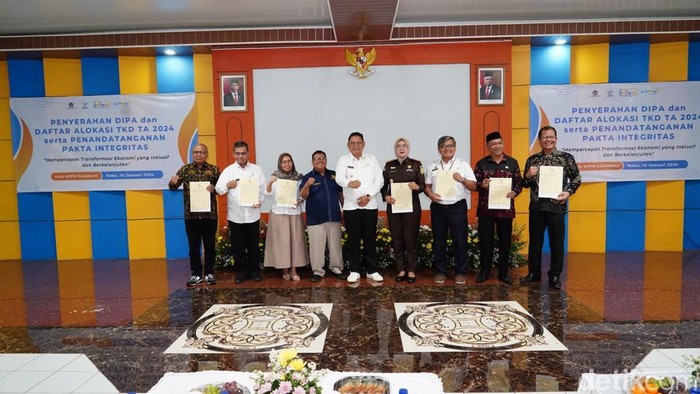Kantor Pelayanan Pembendaharaan Negara (KPPN) Sukabumi menyerahkan Daftar Isian Pelaksanaan Anggaran (DIPA) Tahun Anggaran 2024 sebesar Rp9,1 triliun. DIPA itu terbagi untuk tiga daerah yaitu Kota Sukabumi, Kabupaten Sukabumi dan Kabupaten Cianjur.